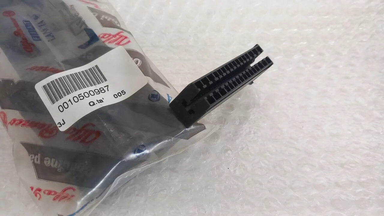 1x Cabling Connector fits Fiat Punto Alfa Romeo 147 10500987 Genuine View Front