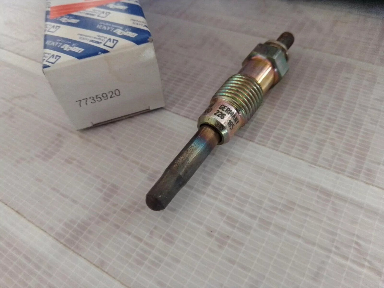 2x Glow Plug fits Fiat Strada Palio Siena 7735920 0100226185 Genuine View Left