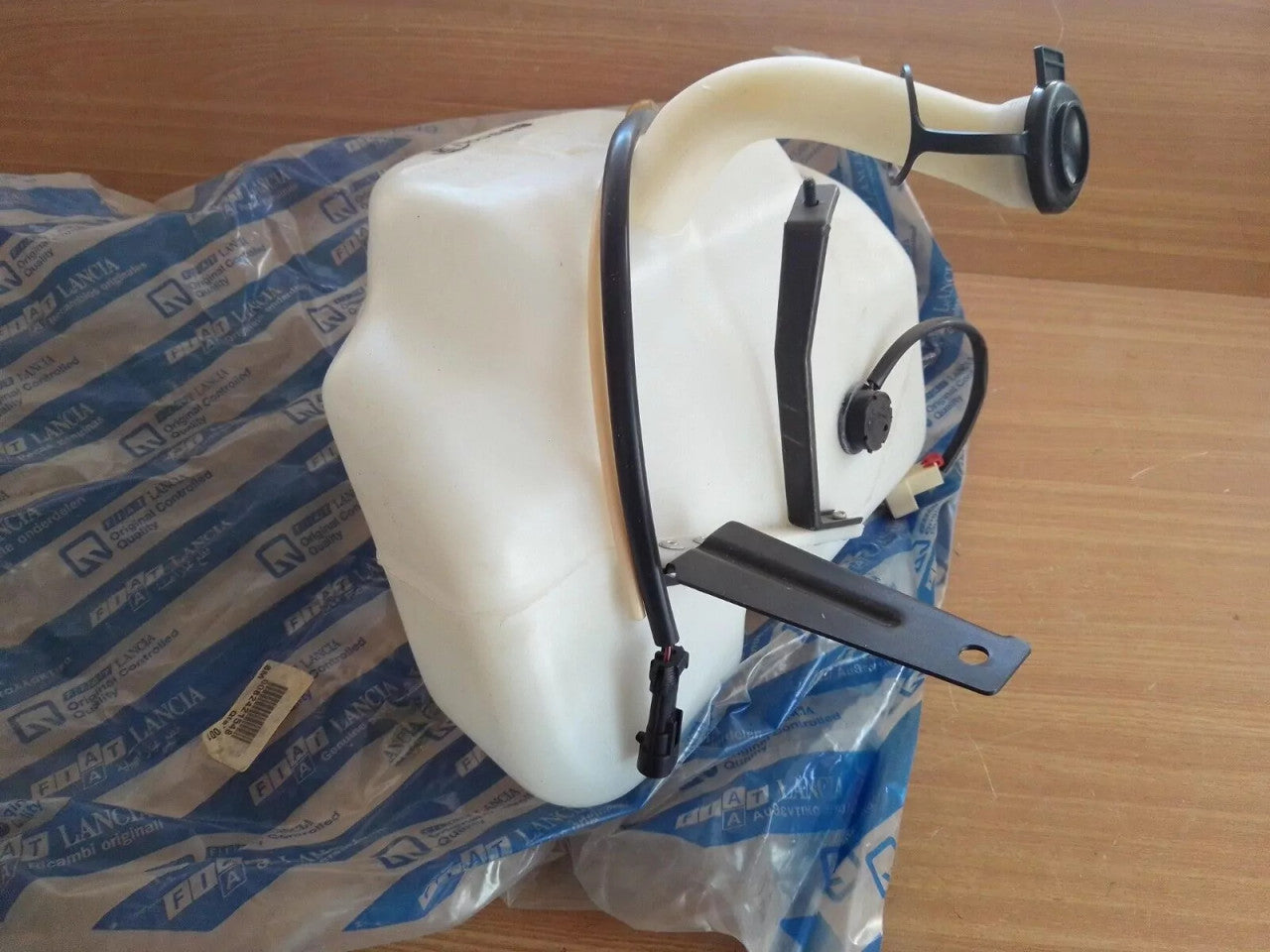 Wipers Reservoir Tank fits Fiat Croma 82421548 Genuine View Upper