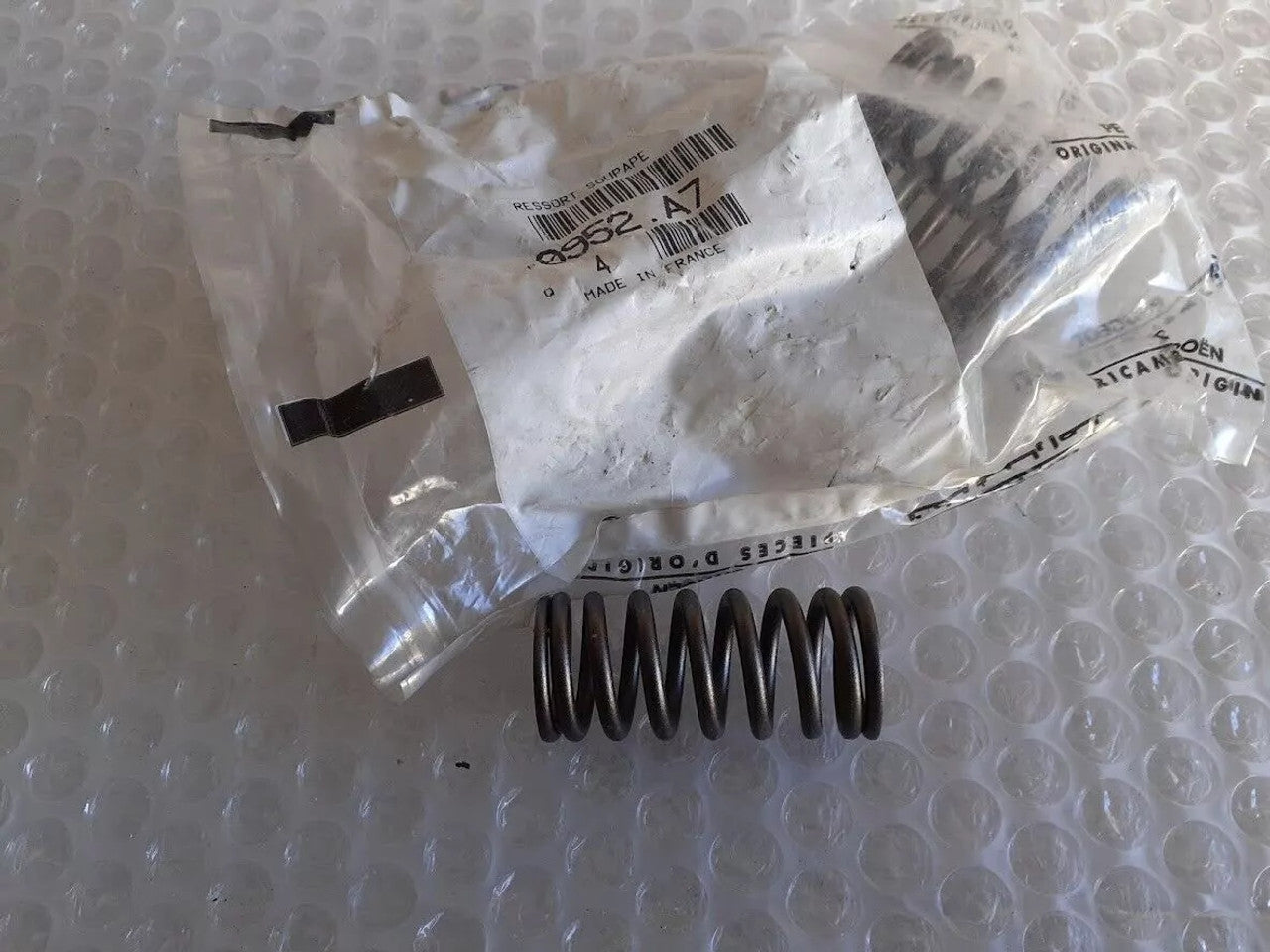 16x Valve Spring fits Peugeot Citroen ET3J4 engine 0952A7 Genuine View Front