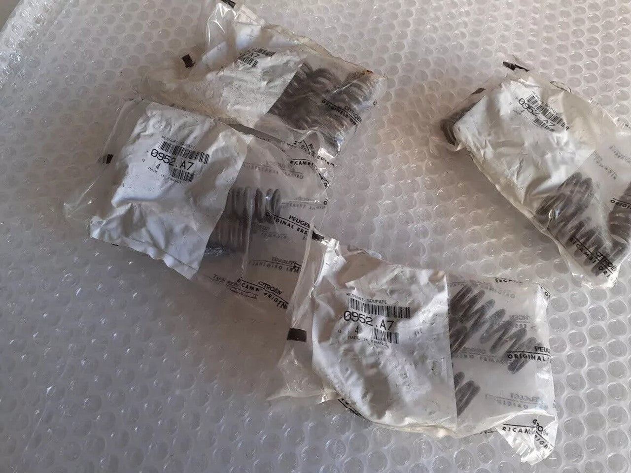 16x Valve Spring fits Peugeot Citroen ET3J4 engine 0952A7 Genuine View Rear