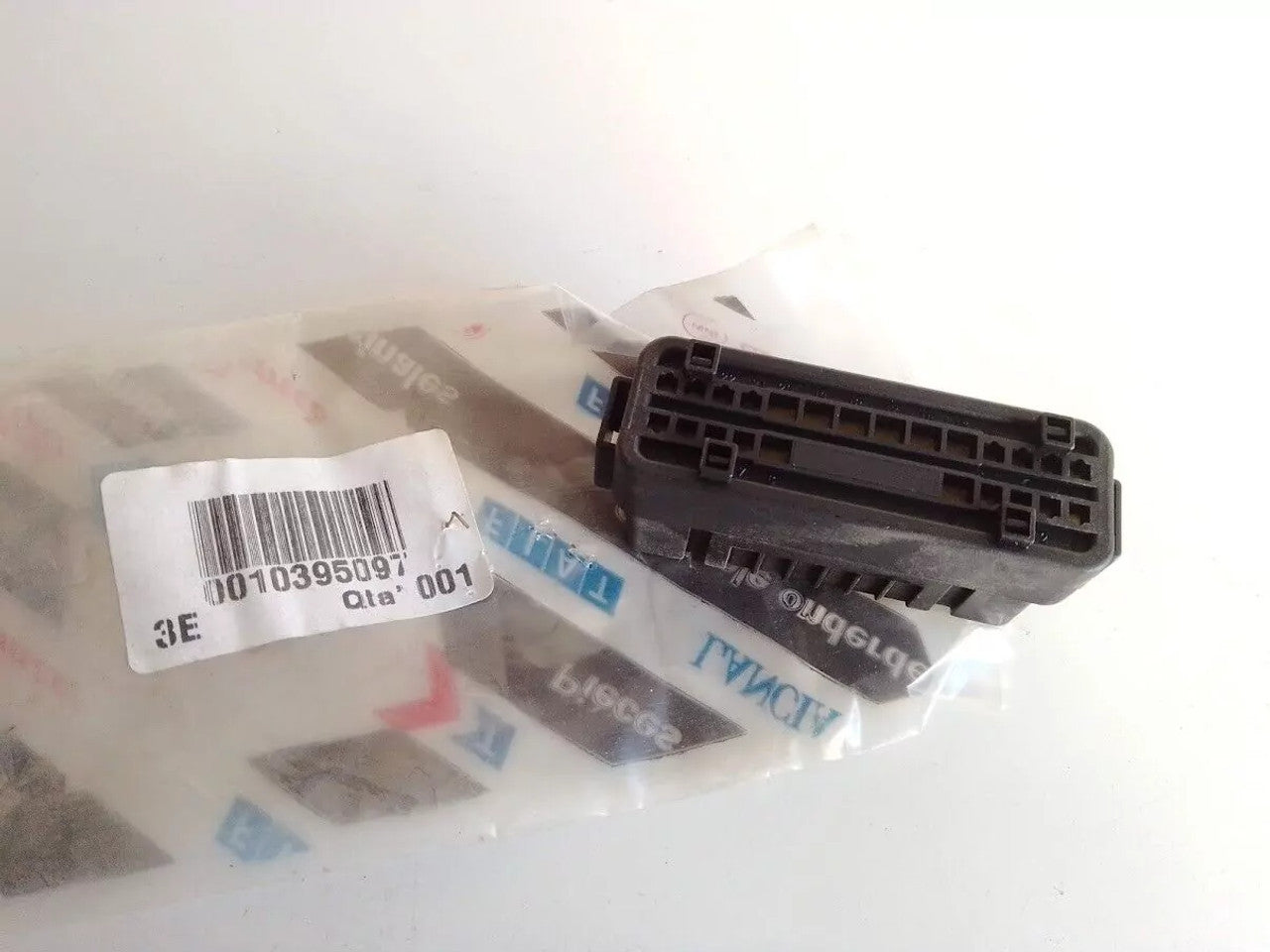 Cable Harness Connector fits Fiat Ducato Alfa Romeo 147 GT 10395097 Genuine View Front