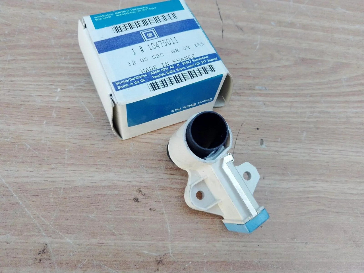 Alternator Brush Holder fits Opel Vauxhall Calibra Corsa B Omega B 10475011 View Front