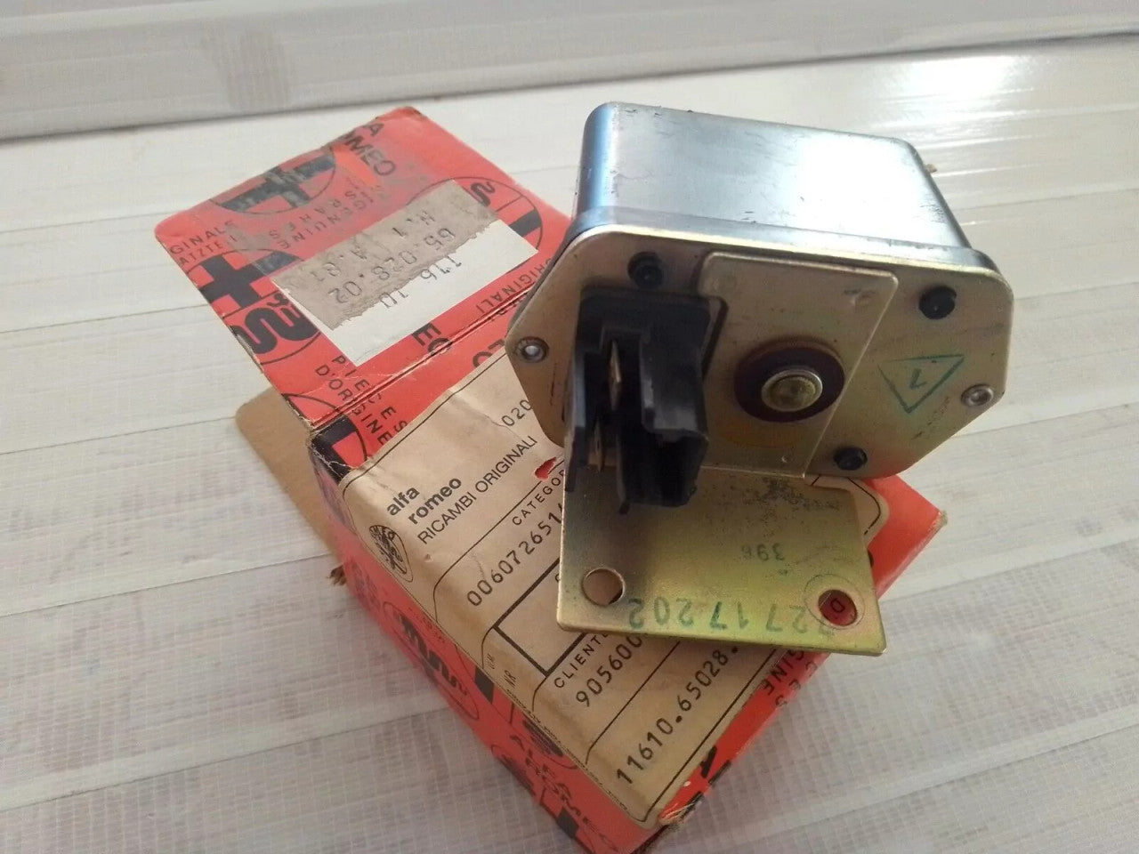 Voltage Regulator fits Alfa Romeo Alfetta 60726514 116106502802 Genuine View Right