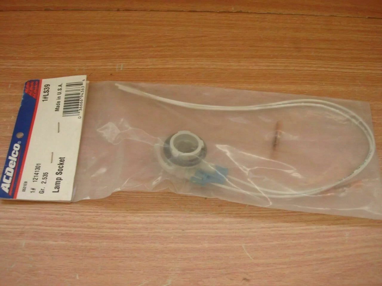 Rear Light Socket fits Chevrolet Blazer GMC Jimmy 4.3 V6 12141301 Genuine View Front