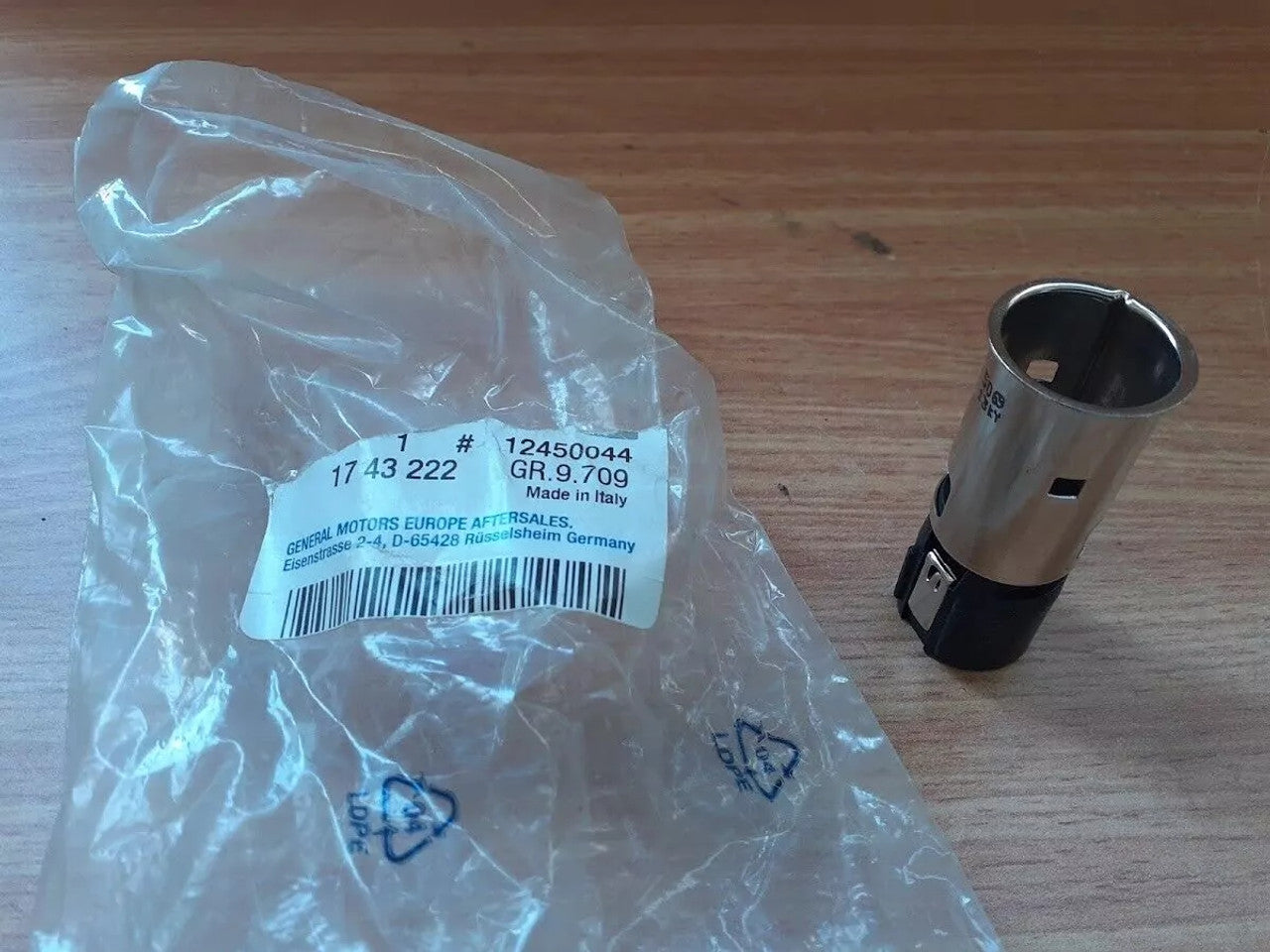 Power Outlet Socket fits Opel Omega B Vectra C Zafira A Agila B 12450044 Genuine View Front