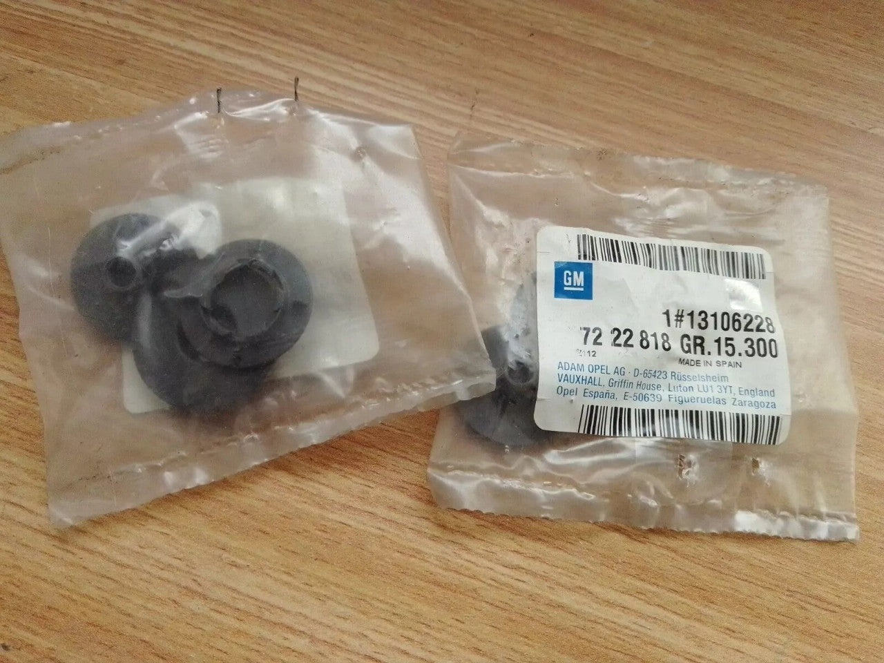 3x Carpet to Carpet Clips fits Opel Vauxhall Corsa C Combo 13106228 Genuine View Front