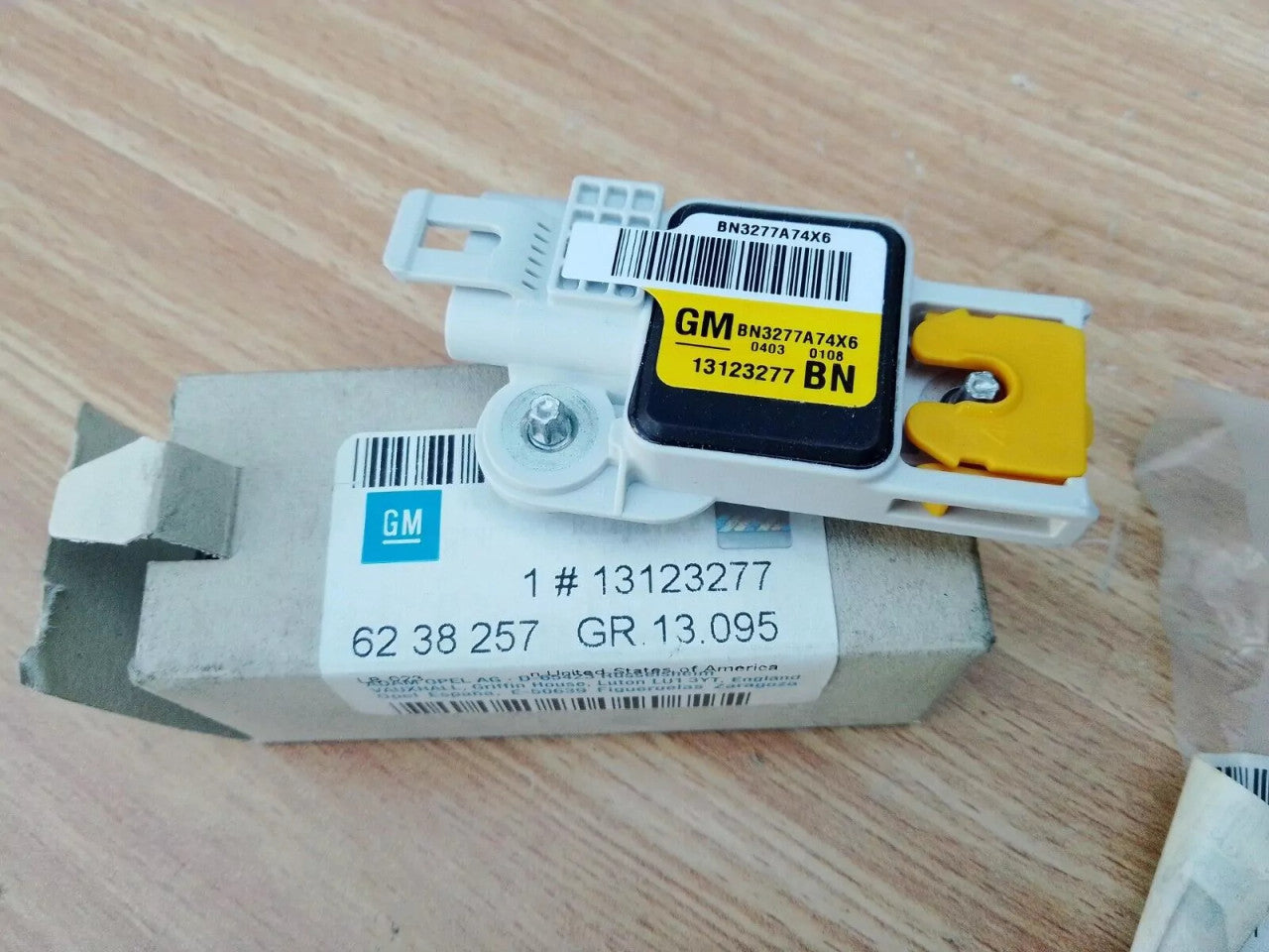 Airbag Side Sensor fits Opel Vauxhall Vectra C 13123277 Genuine View Front