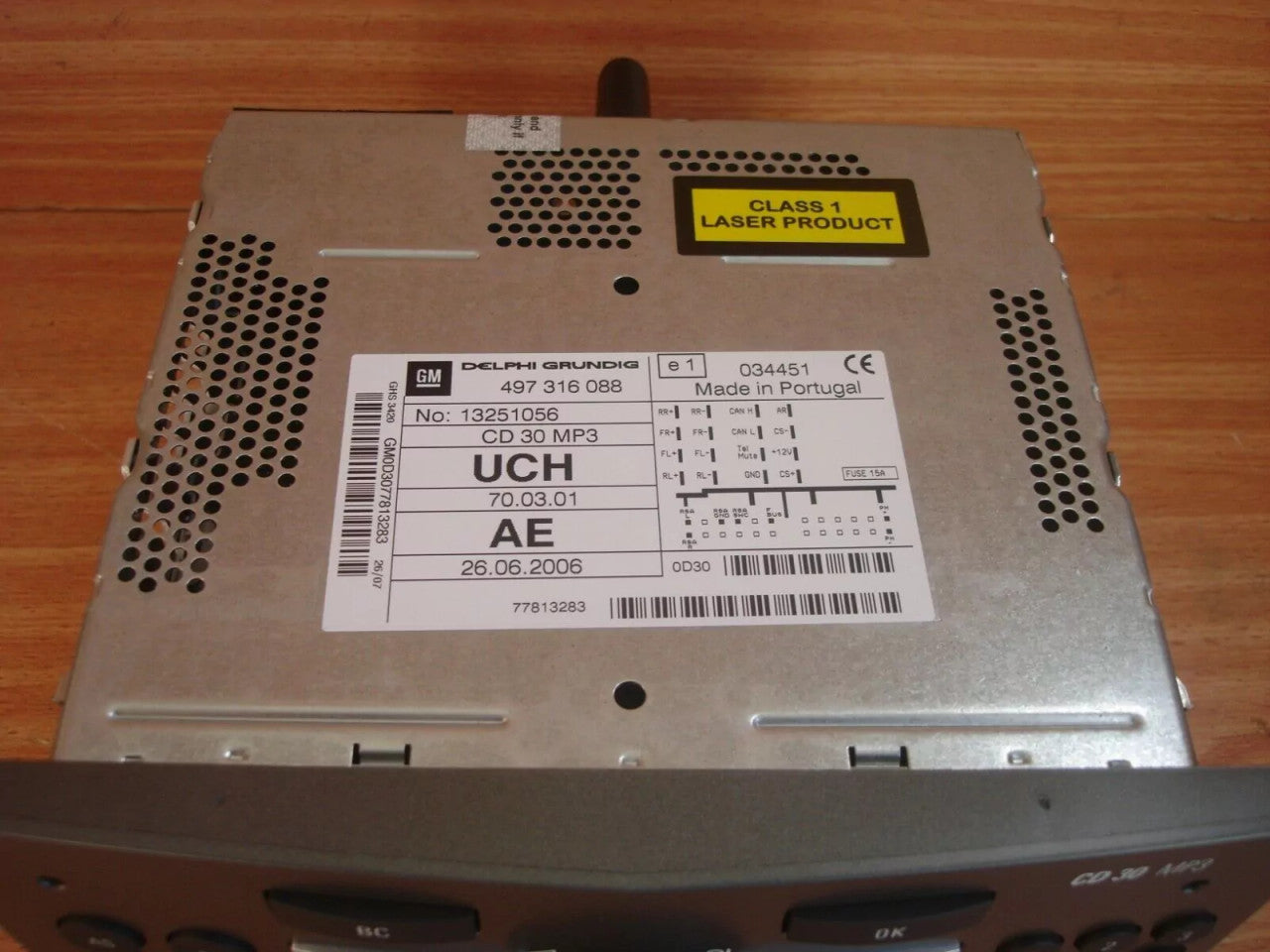 Radio CD fits Opel Vauxhall Zafira B 13251056 Genuine View Right