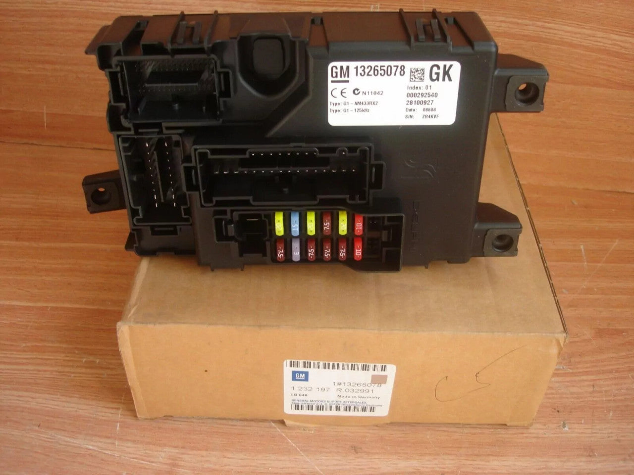 Fuse Box IDENTIFY GK fits Opel Vauxhall Corsa D 13265078 Genuine View Front