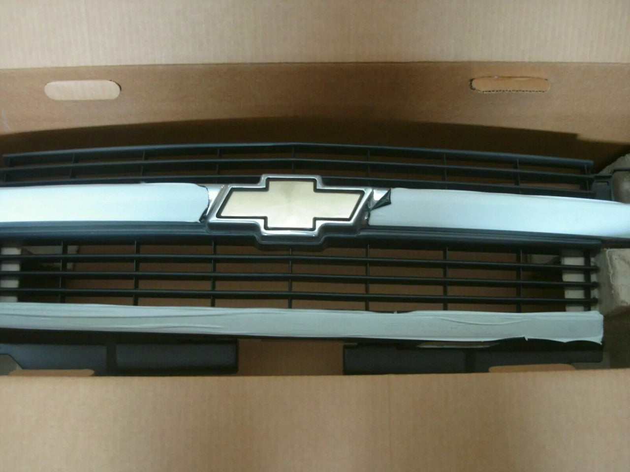 Grille Front fits Chevrolet Blazer 4.3 15015045 Genuine View Rear