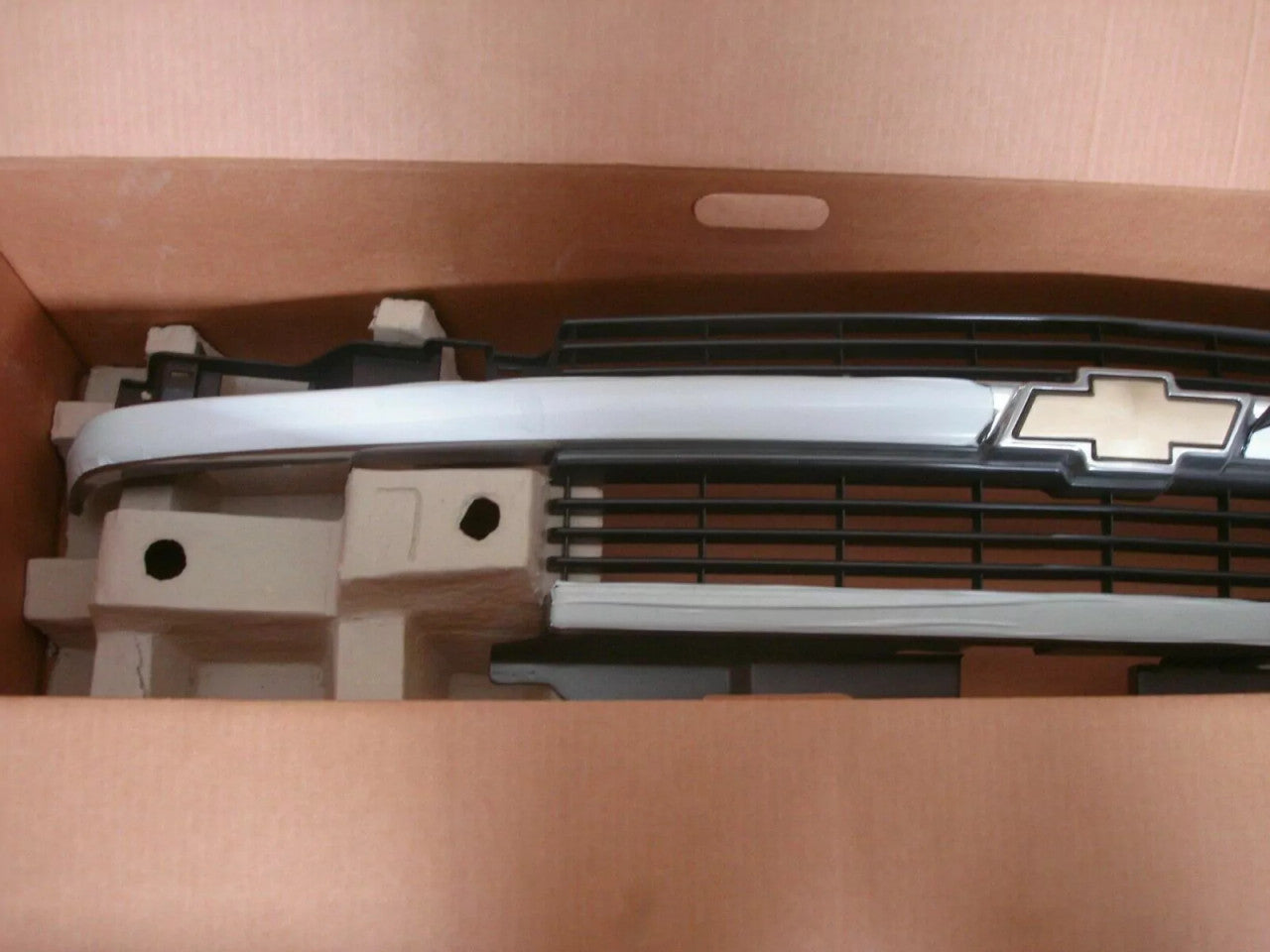 Grille Front fits Chevrolet Blazer 4.3 15015045 Genuine View Right