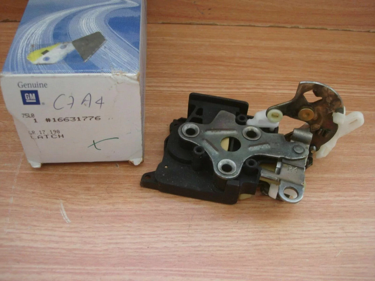 Door Lock Latch End Gate Window fits Chevrolet Blazer GMC Jimmy 4.3 V6 Genuine 16631776 View Front