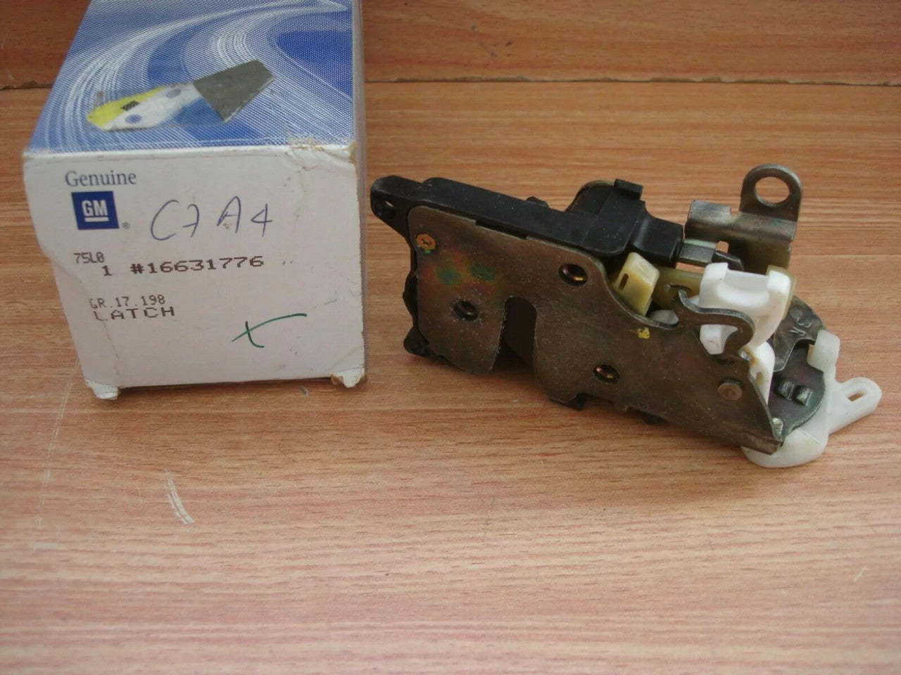 Door Lock Latch End Gate Window fits Chevrolet Blazer GMC Jimmy 4.3 V6 Genuine 16631776 View Rear