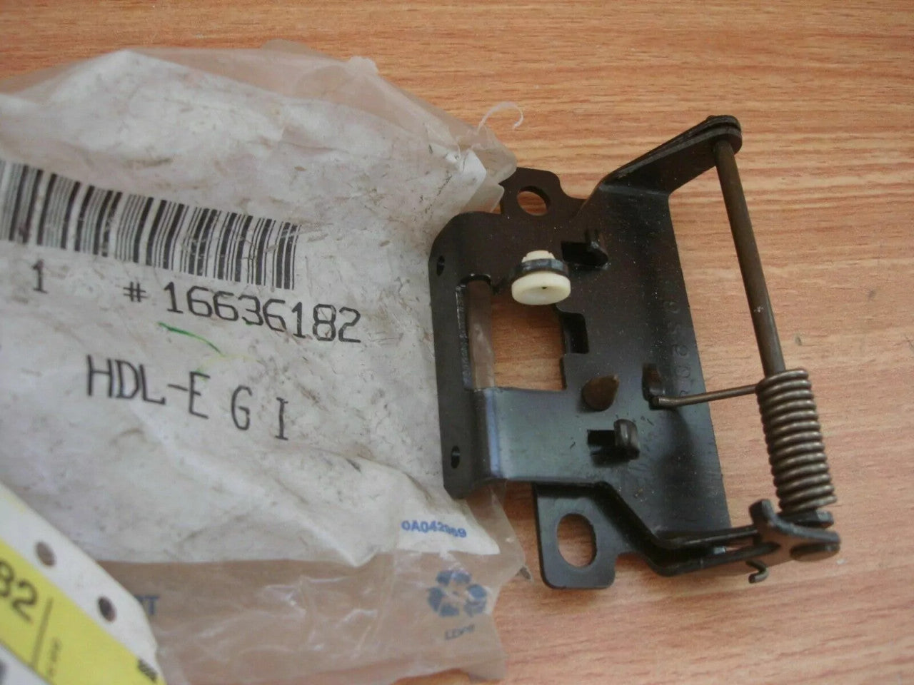 Handle Tail Gate Window Inside fits Chevrolet Blazer GMC Jimmy 4.3 V6 Genuine 16636182 View Front