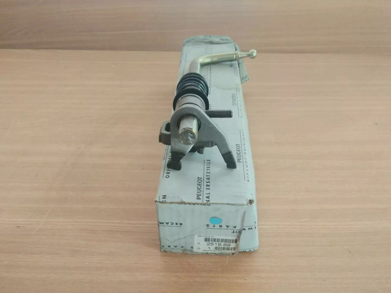 Manual Gearbox Spindle fits Peugeot 806 Citroen Dispatch 251969 Genuine View Rear
