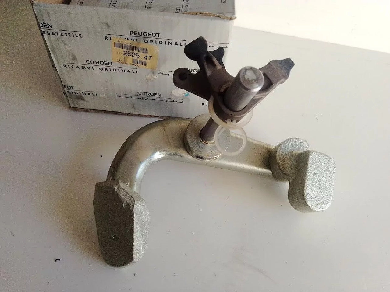 Transmission Gear Shift Spindle Lever fits Peugeot 406 252547 Genuine View Front
