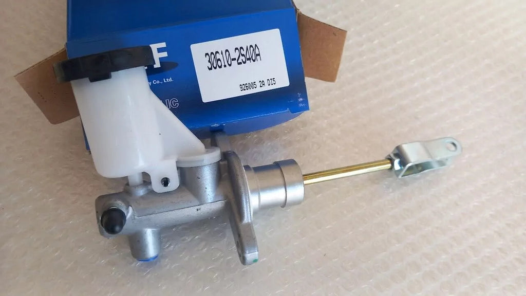 Clutch Master Cylinder fits Nissan Frontier King Cab Pickup Navara NP300 D22 5/8 30610-2S40A View Rear