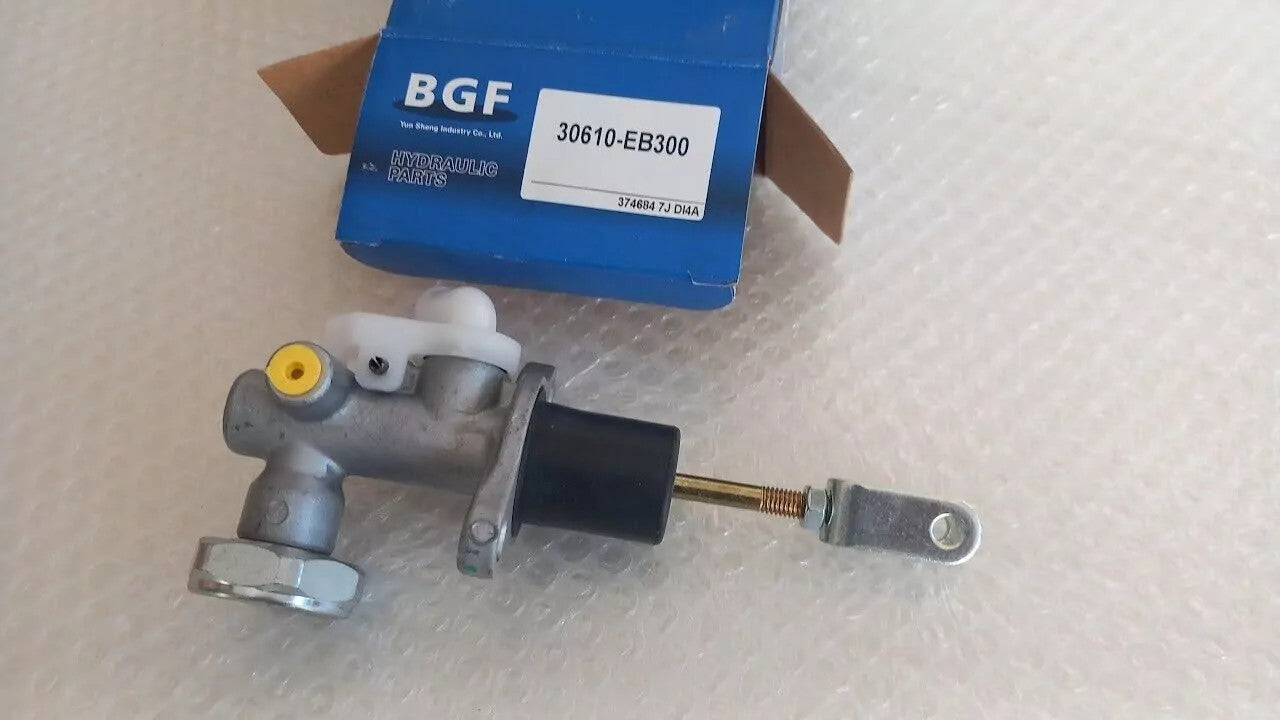 Clutch Master Cylinder fits Nissan Navara D40 Pathfinder Terrano R51M 5/8 30610-EB300 View Front