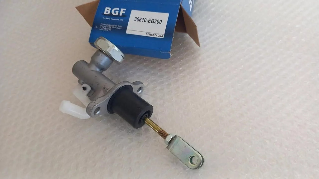 Clutch Master Cylinder fits Nissan Navara D40 Pathfinder Terrano R51M 5/8 30610-EB300 View Rear