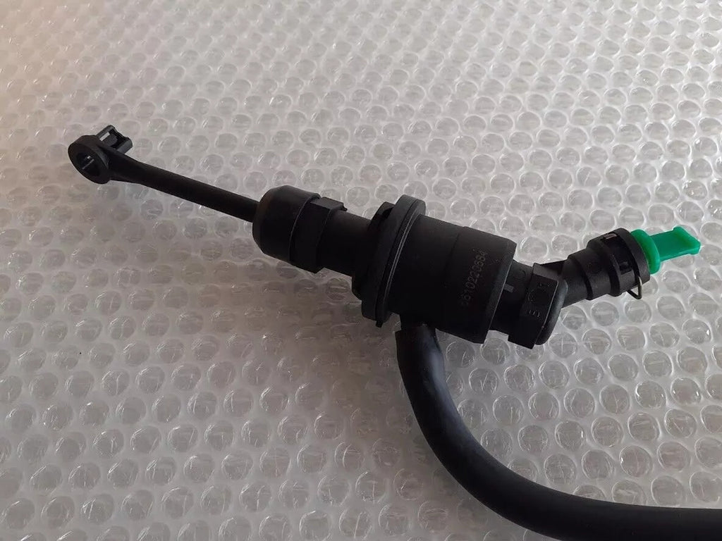 Clutch Master Cylinder fits Nissan Xtrail T31 Qashqai J10 Renault Koleos HY 30610-ET000 View Right