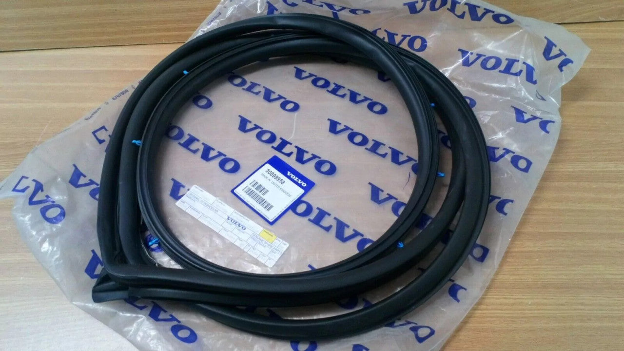 Door Seal Weatherstrip Front Right fits Volvo S40 V40 30899958 Genuine View Front