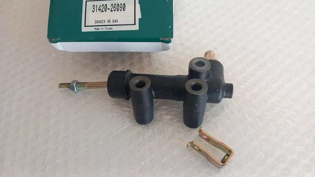 Clutch Master Cylinder fits Toyota Hiace YH 31420-26090 31420-26101 View Rear