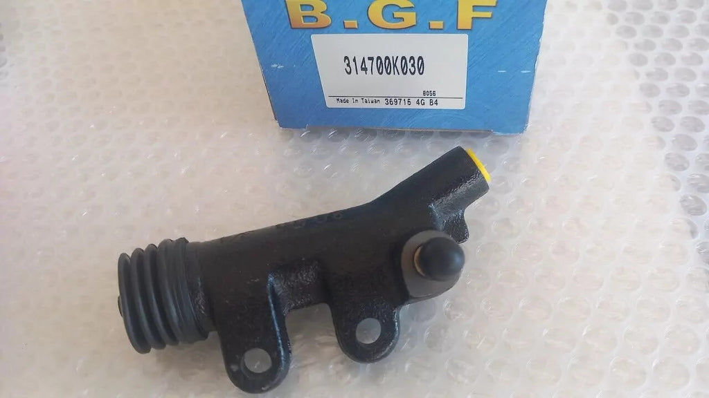 Clutch Slave Cylinder fits Toyota Hilux Fortuner 4Runner Truck KUN51 KUN60 KUN61 31470-0K030 View Front