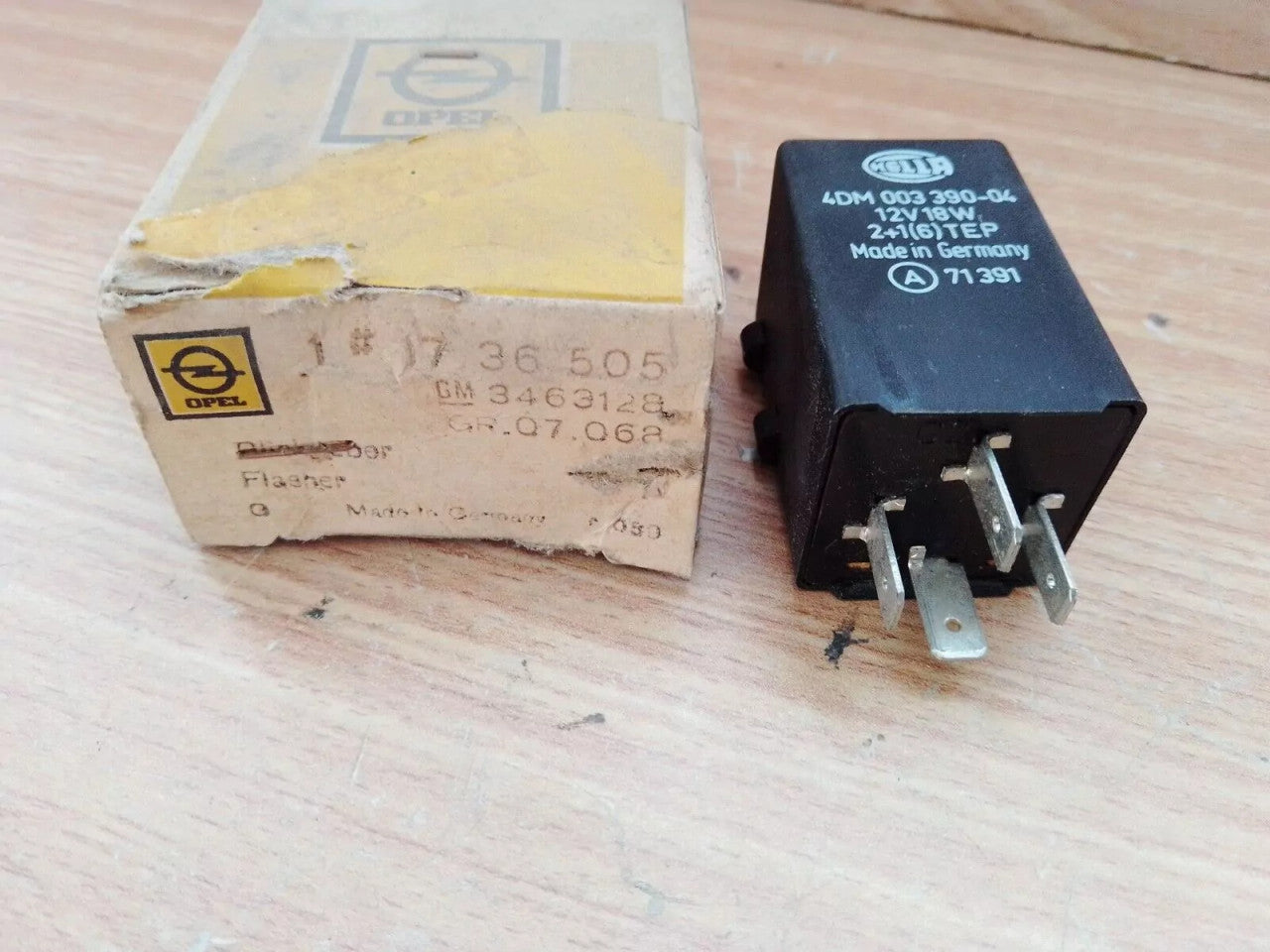 Relay fits Opel Rekord 3463128 4DM00339004 Genuine View Front