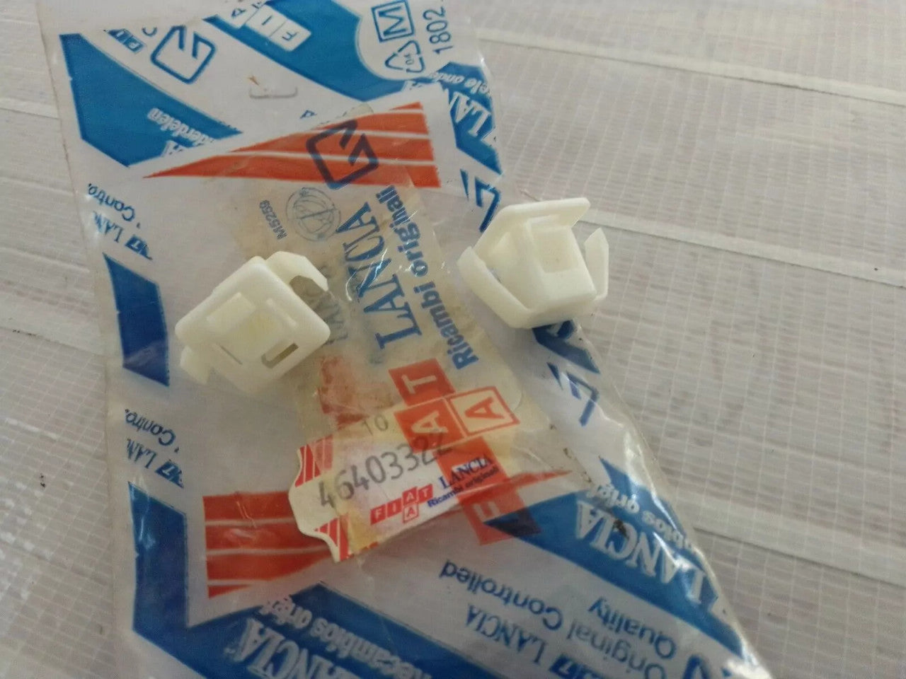 4x Deflector Clip fits Fiat Croma Ducato Punto GT 46403322 Genuine View Front