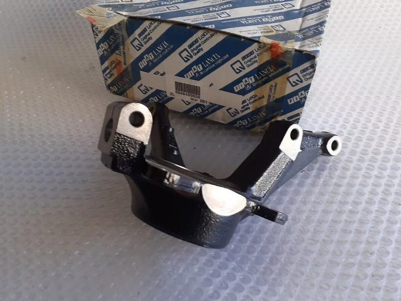 Steering Knuckle Front Left fits Fiat Brava Bravo Tempra Tipo Lancia Dedra Delta 46480639 View Lower