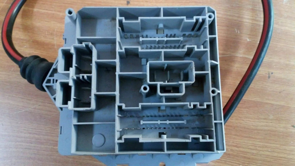 Fuse Box fits Alfa Romeo 147 GT 46558759 Genuine View Close Up Front