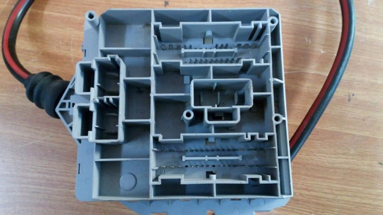 Fuse Box fits Alfa Romeo 147 GT 46558759 Genuine View Close Up Front