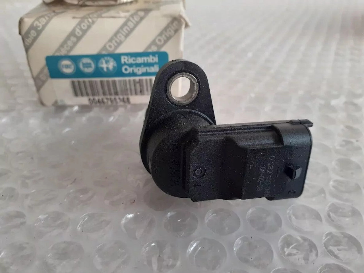 Camshaft Position Sensor fits Fiat Lancia Alfa Romeo 46798368 Genuine View Rear