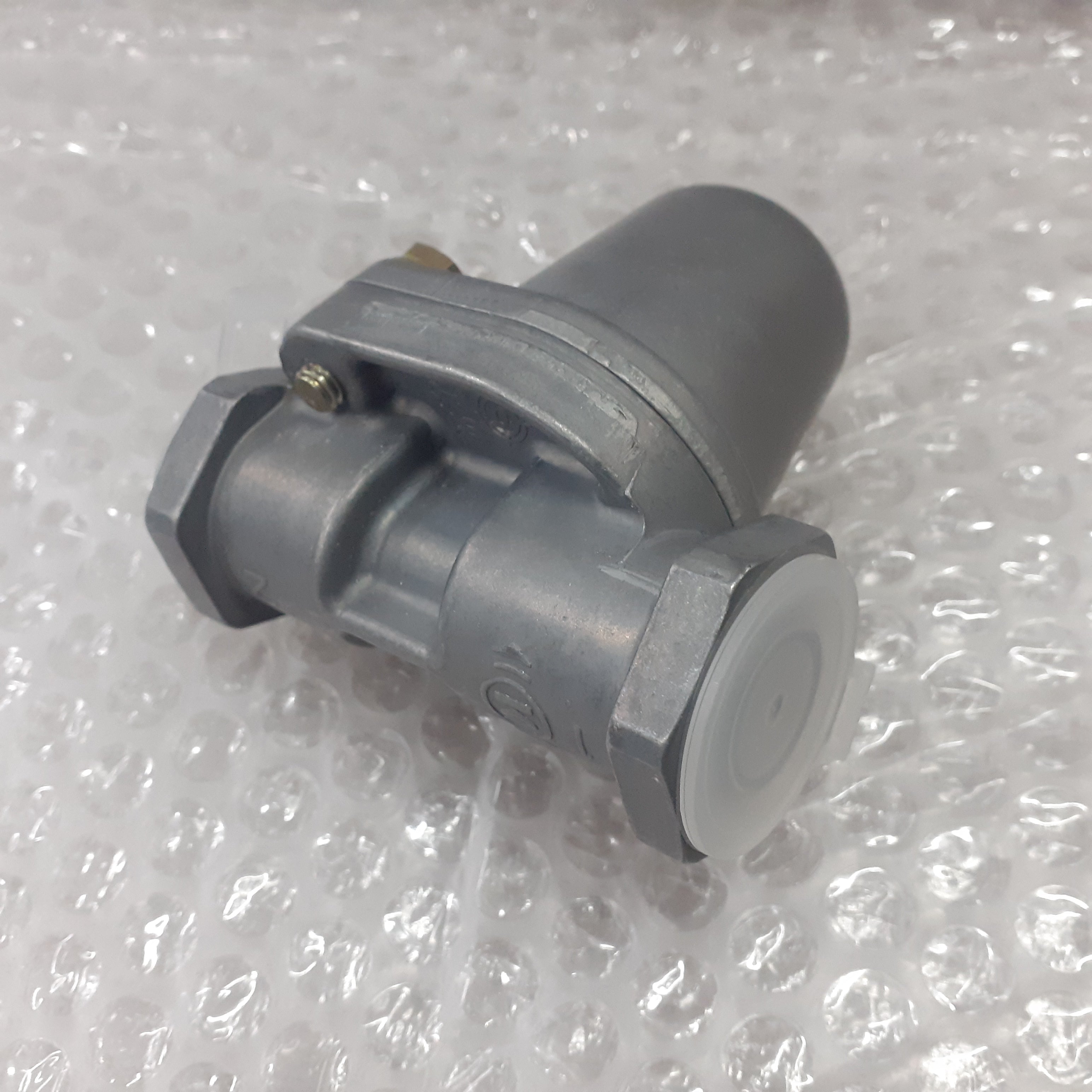 Air Brake Pressure Overflow Valve fits Iveco Stralis Trakker MAN TGA Karsan 504283073 Genuine View Left