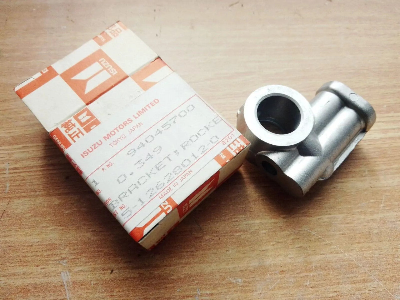 Rocker Arm Shaft Bracket fits Isuzu Bus Truck 6BD1 5126280120 Genuine View Rear