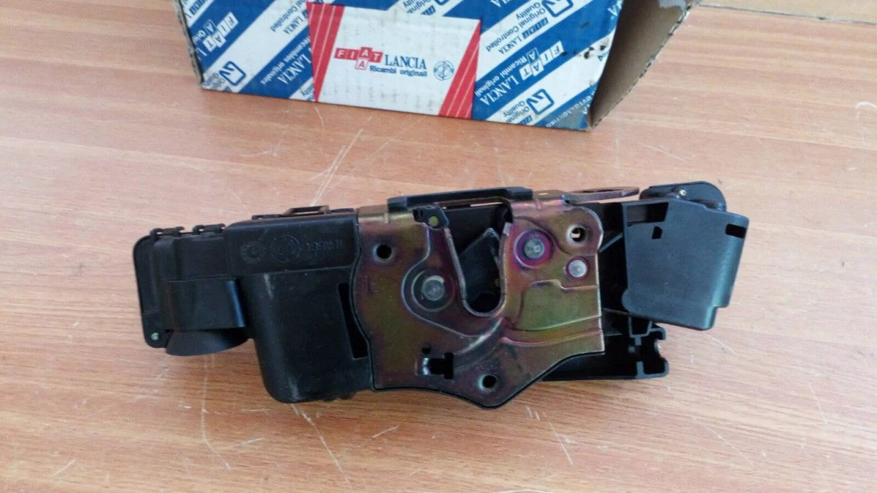 Door Lock Front Left fits Fiat Stilo 51753231 Genuine View Front