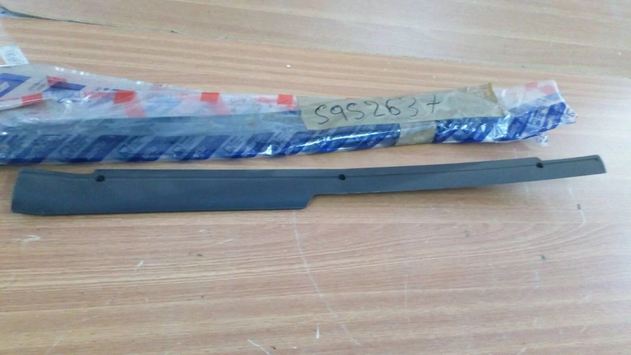 Door Sill Moulding Right fits Fiat Uno 5 Doors 5952637 Genuine View Front