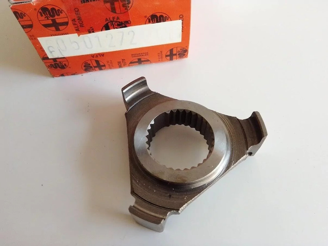 Transmission Hub fits Alfa Romeo 33 145 146 60501272 Genuine View Front