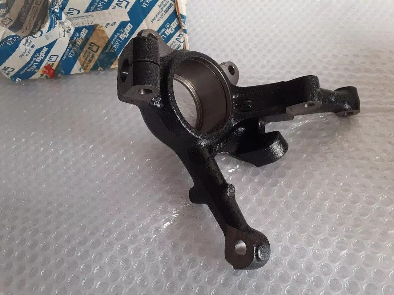 Steering Knuckle Left fits Alfa Romeo 145 146 155 60806392 Genuine View Right