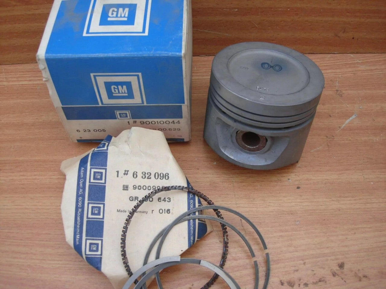 4x Pistons fits Opel Ascona C Kadett E Vauxhall Cavalier Astra 18E Genuine 623005 View Front