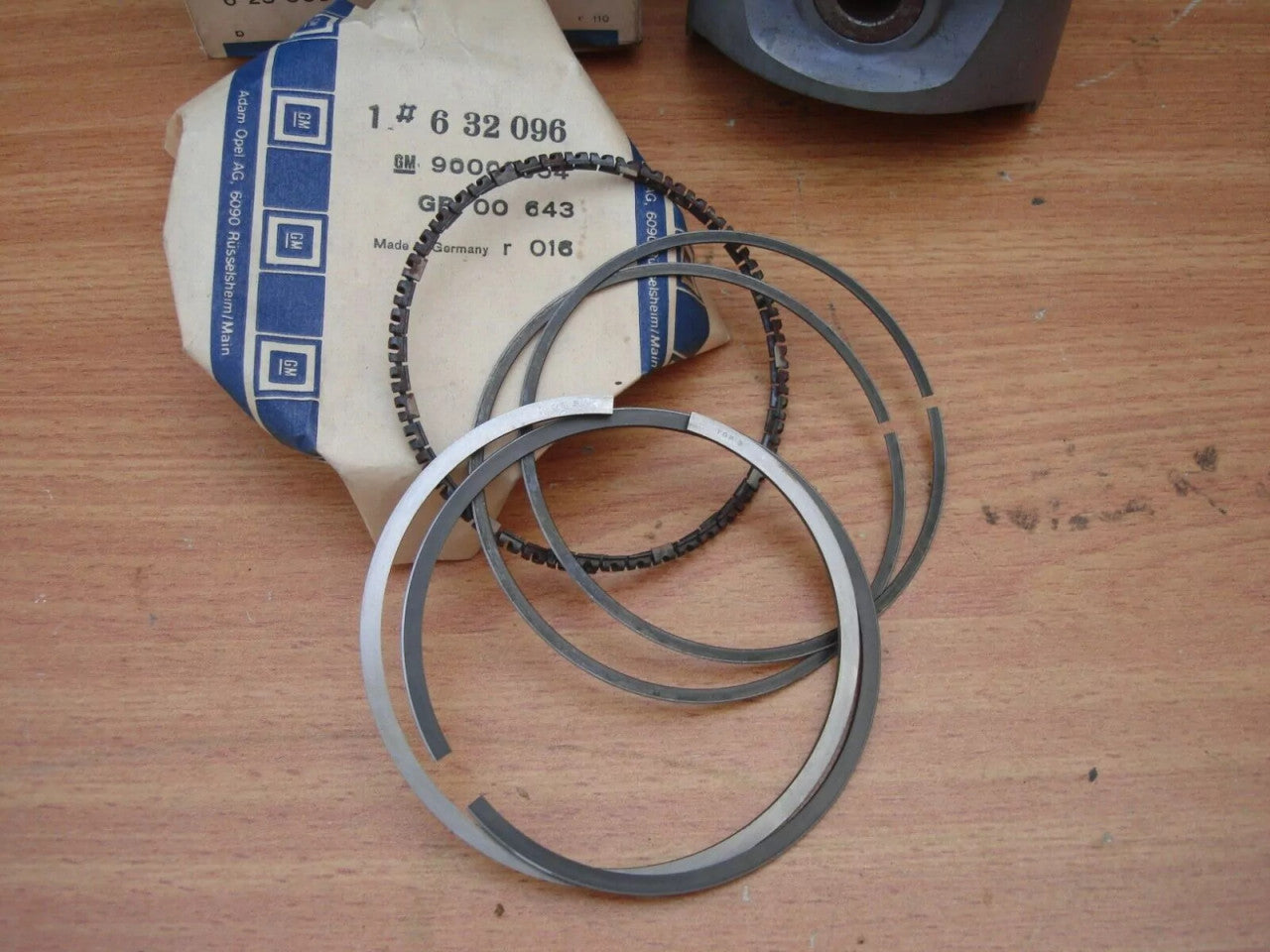 4x Pistons fits Opel Ascona C Kadett E Vauxhall Cavalier Astra 18E Genuine 623005 View Upper