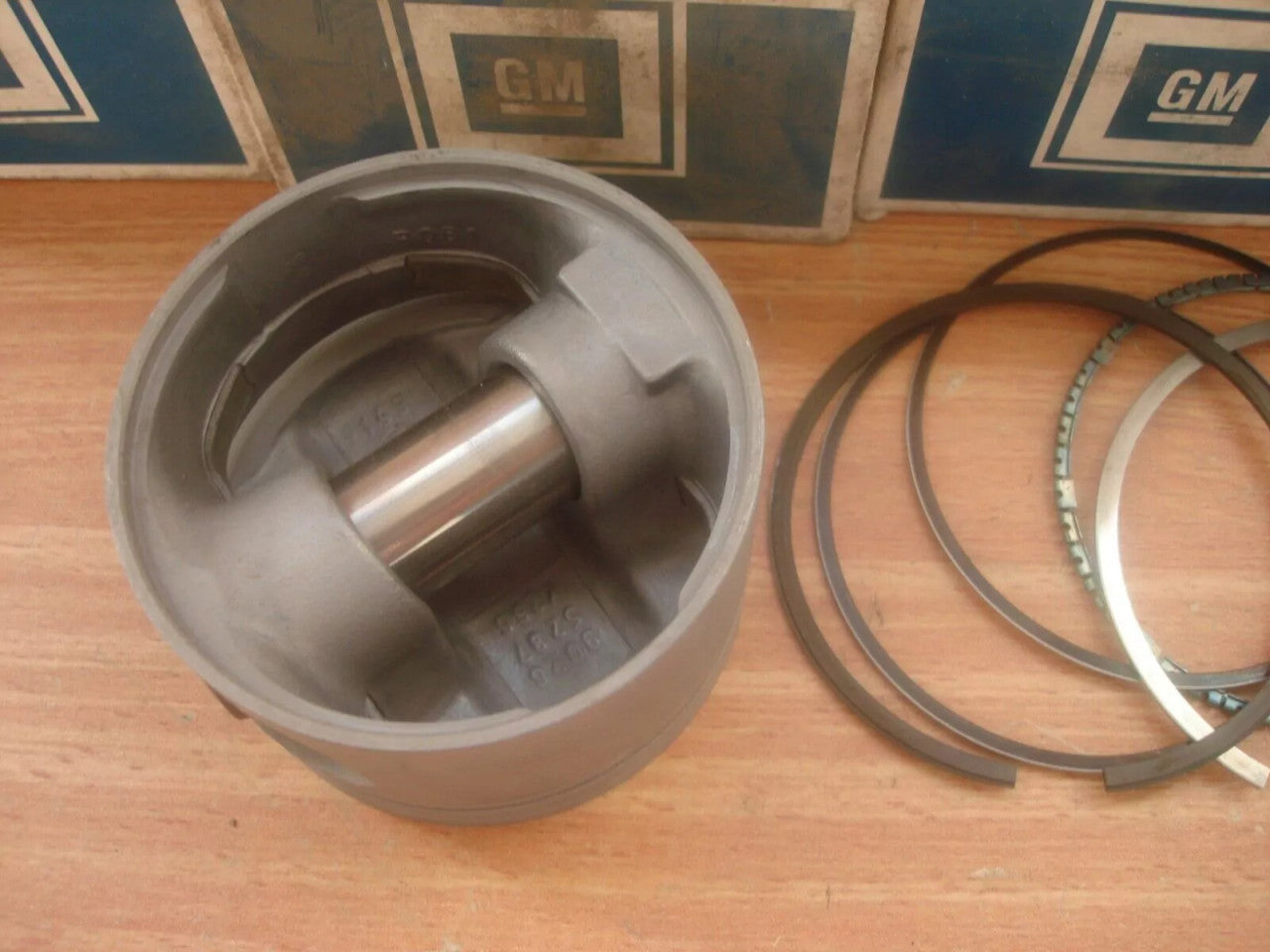 4x Pistons fits Opel Ascona C Omega A Vauxhall Carlton C18NZ STD Genuine 623051 View Right