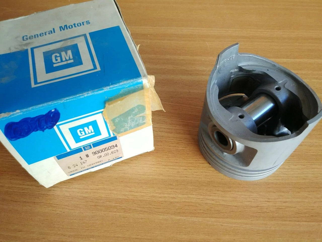 4x Pistons fits Opel Ascona A B Vauxhall Cavalier 1.6L 85.5mm Oversize Genuine 624147 View Right