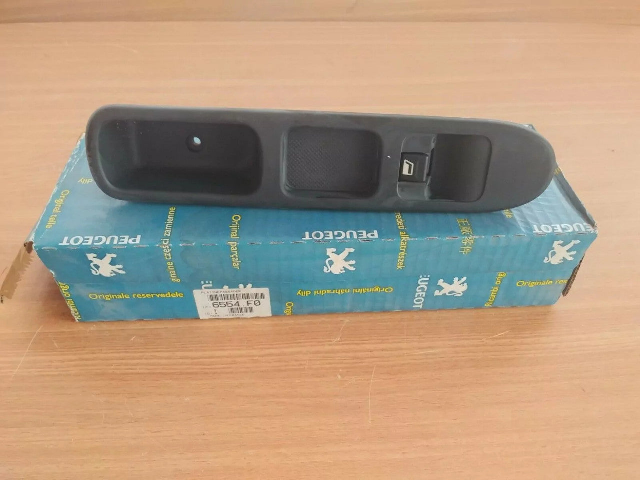 Switch Window Front Passenger fits Peugeot 307 6554F0 Genuine View Front