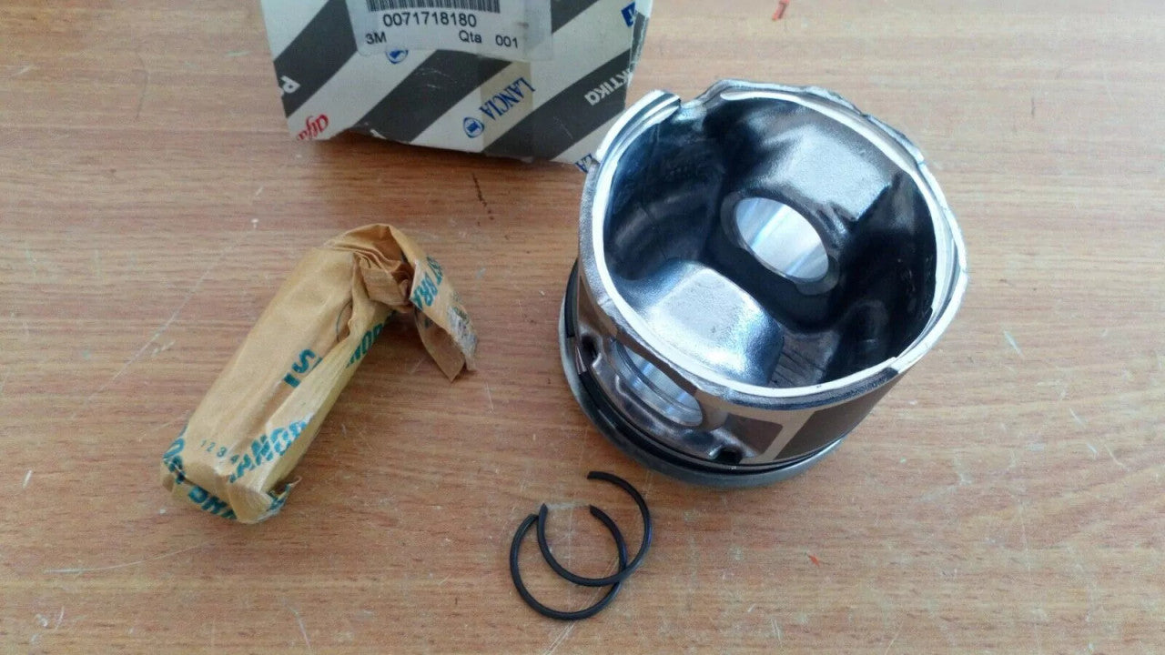 4x Pistons fits Fiat Palio Punto Siena Doblo Strada 71718180 Genuine View Right