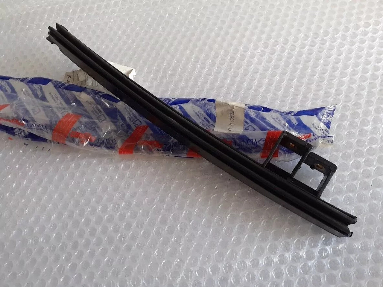 Window Guide Front Left fits Fiat Duna Uno Fiorino 7563900 Genuine View Front