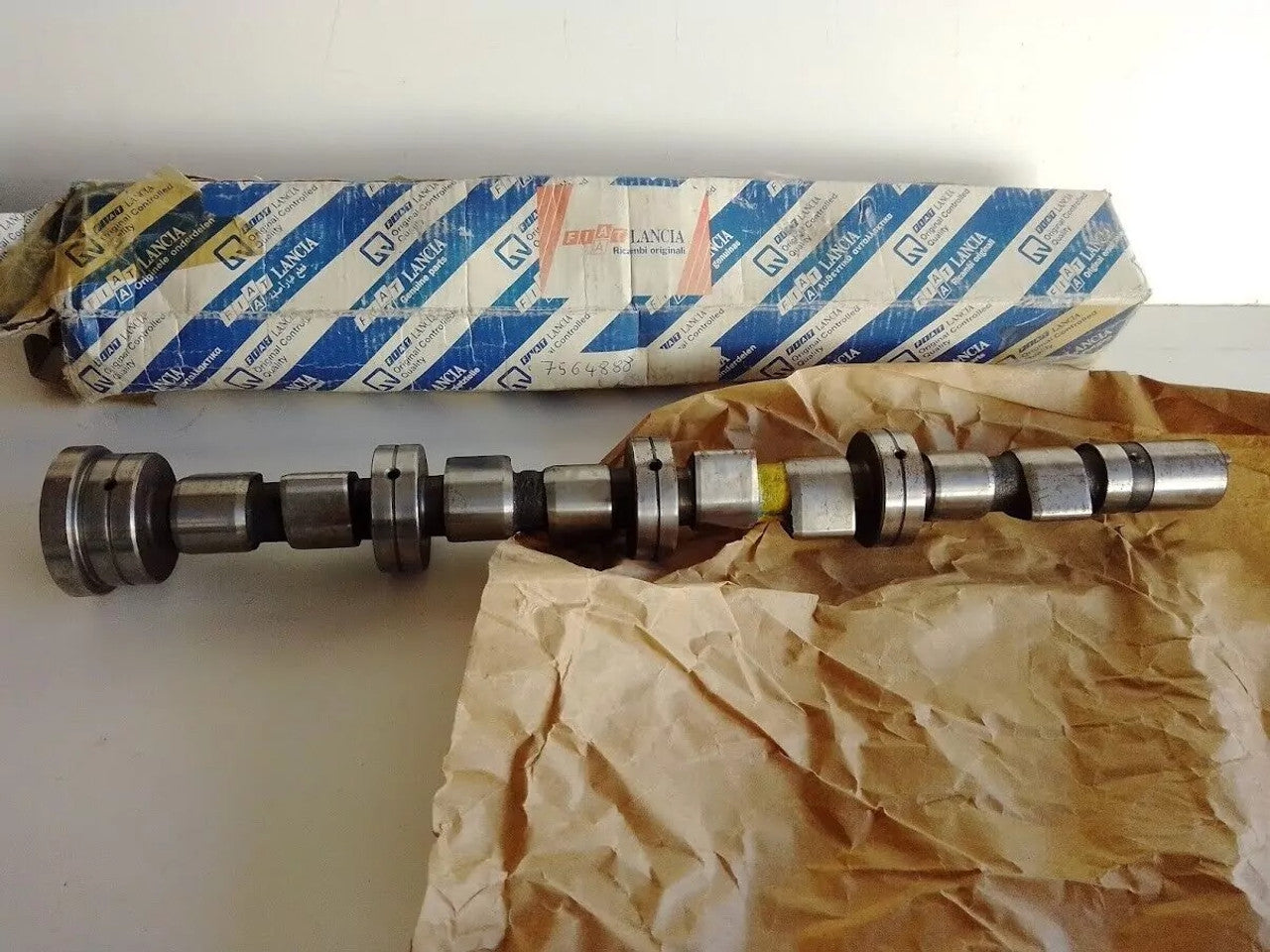 Camshaft fits Fiat Uno Lancia Delta 7564888 Genuine View Front
