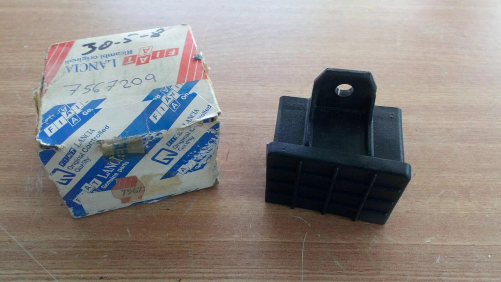 Power Socket fits Fiat Tipo Lancia Delta Evoluzione 7567209 Genuine View Rear