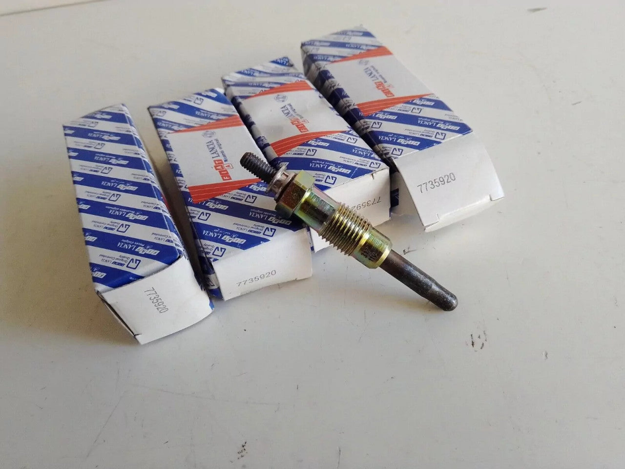 2x Glow Plug fits Fiat Strada Palio Siena 7735920 0100226185 Genuine View Front